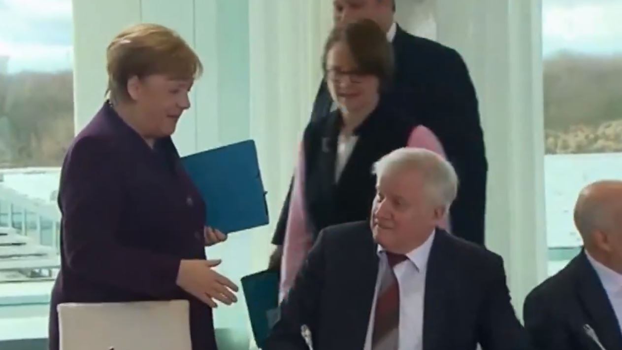 Coronavirus, il ministro tedesco non stringe la mano ad Angela Merkel