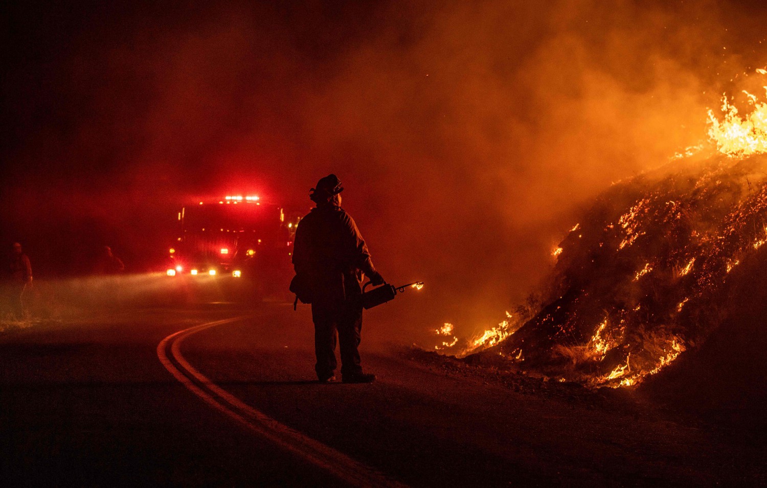 La California brucia ancora: 50mila persone evacuate