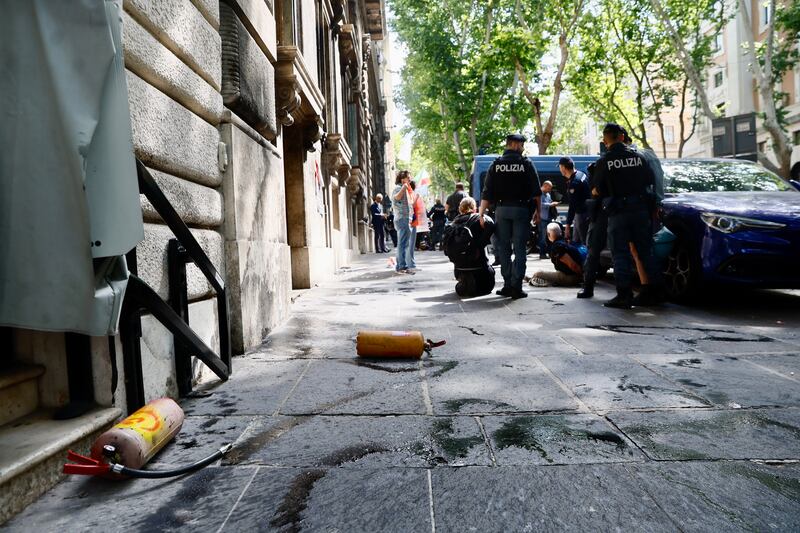 Attivisti di Ultima generazione imbrattano il ministero del Lavoro 4