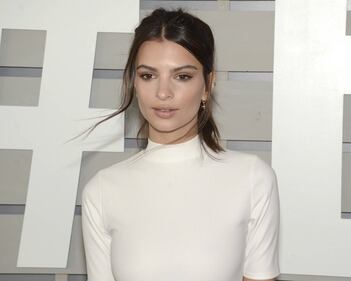Emily Ratajkowski, il seno sbuca durante il pranzo 25
