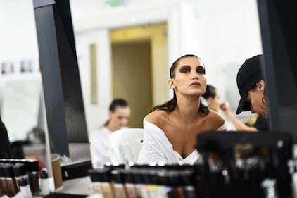 Bella Hadid si mostra in topless 48