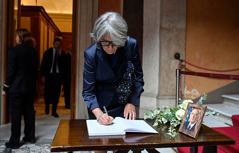 Napolitano, le immagini della camera ardente: il picchetto d'onore, le corone di fiori, l'arrivo dei politici 12