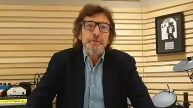 Claudio Cecchetto, malore per il produttore trasportato in ospedale con un’ambulanza