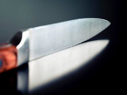 Accoltellato in strada: caccia ai killer