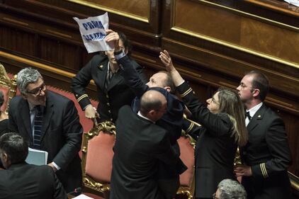 Ius soli, la Lega occupa i banchi del governo: è bagarre 7