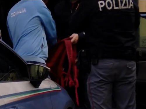 Rimini, gambiano con coccio di bottiglia ferisce e insegue 27enne