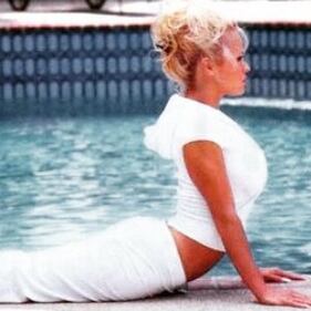 Pamela Anderson: nuda e sexy sulla copertina di Flaunt 10
