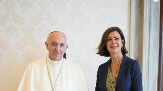In ciabatte da Papa Francesco Lo "scivolone" della Boldrini