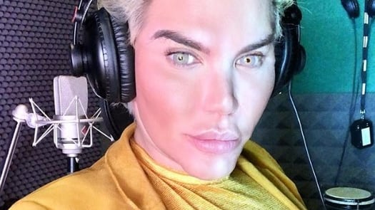 Lite in studio a Pomeriggio 5 tra Roger Garth e Rodrigo Alves. Il modello: "Non esisti più"