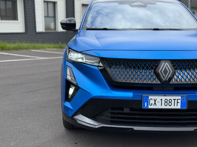 Renault Rafale plug-in: guarda la gallery del suv da 300 CV 12