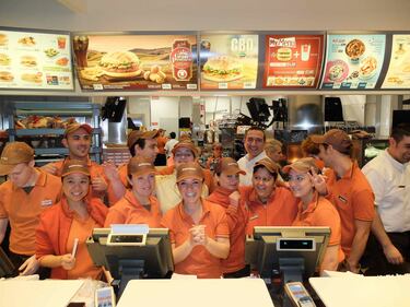Coda a Milano davanti al nuovo McDonald's 4