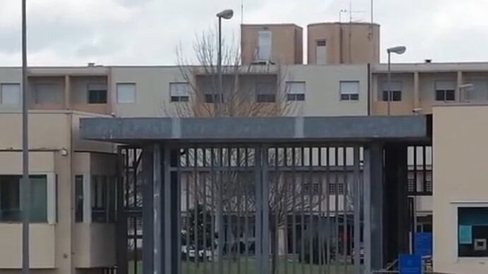 Perugia, accoltella marito nel sonno e si ferisce: arrestata 54enne