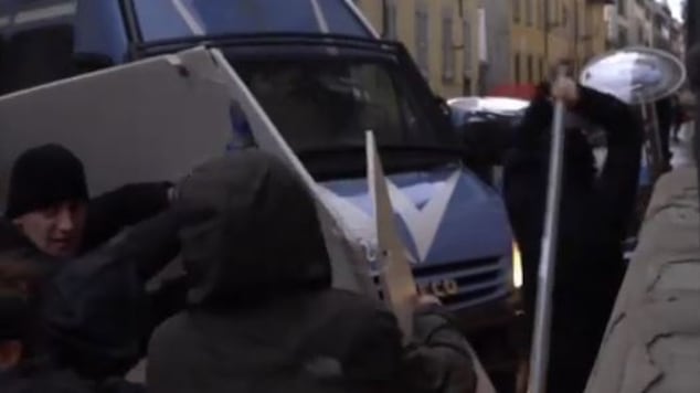 "A te che hai scelto di picchiare un poliziotto, dico: sei vigliacco"