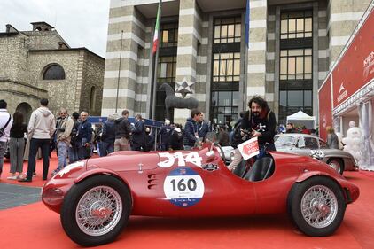 Mille Miglia, a Brescia il tradizionale rito della punzonatura 15