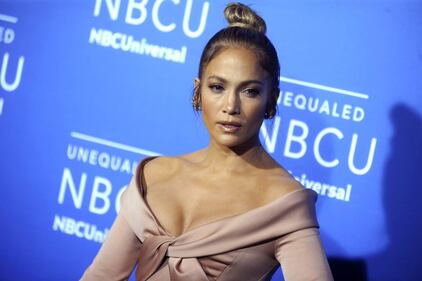 Jennifer Lopez hot in rosa carne 6