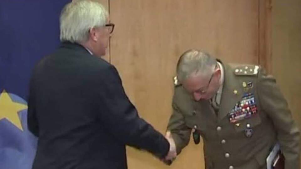 Il generale Graziano si inchina a Juncker. E adesso è bufera
