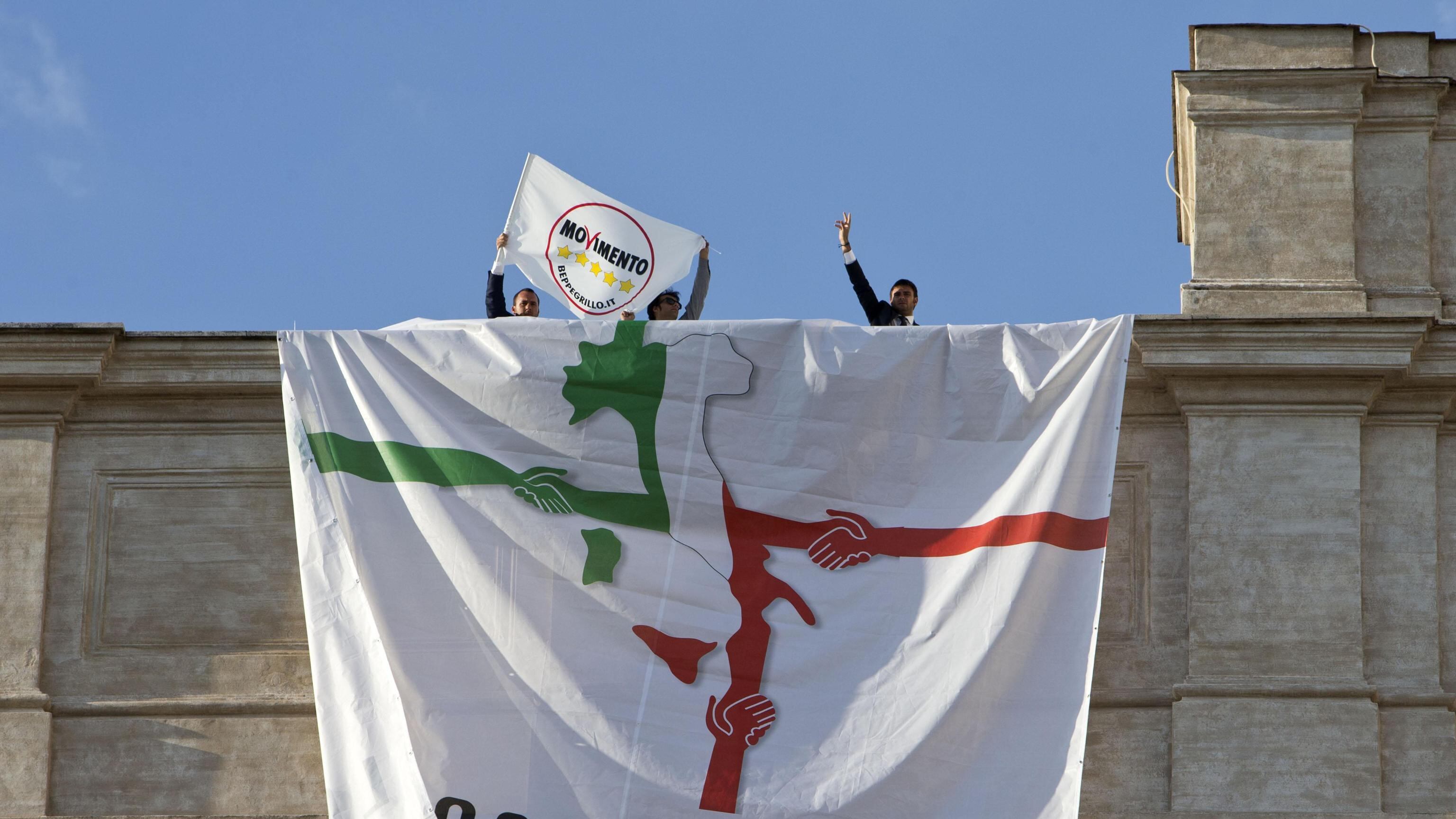 Assalto grillino a Montecitorio: occupato il tetto della Camera