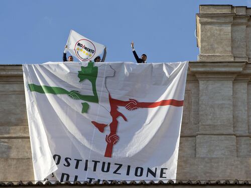 Assalto grillino a Montecitorio: occupato il tetto della Camera