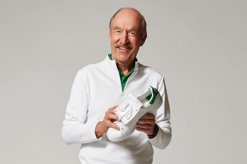 Stan con la celebre sneaker che porta il sui nome