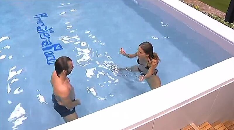 Grande Fratello 14, baci e nudi bollenti nell'idromassaggio 19