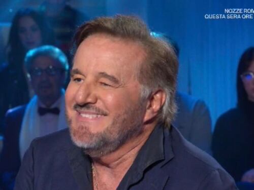 "Famme toccà che porta bene...": De Sica prende in giro la Venier