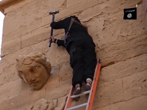 Le statue della città di Hatra distrutte a picconate dall'Isis