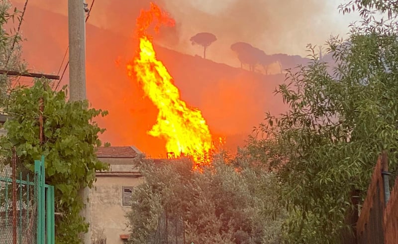 Palermo circondata dal fuoco, chiuso l'aeroporto. I roghi bloccano i soccorsi: muore un'anziana 2