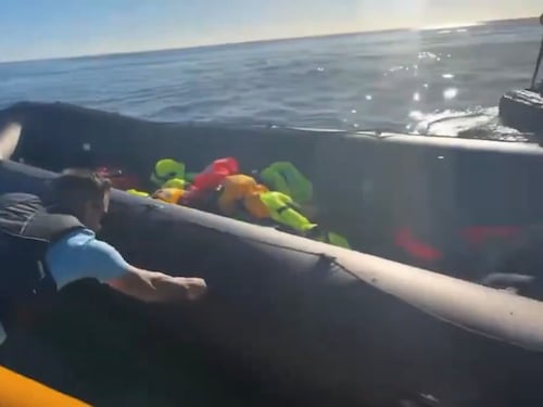 Gli inglesi si ribellano ancora all’immigrazione: in centinaia a Gosport bloccano lo sbarco. E un attivista squarcia un gommone con una lama
