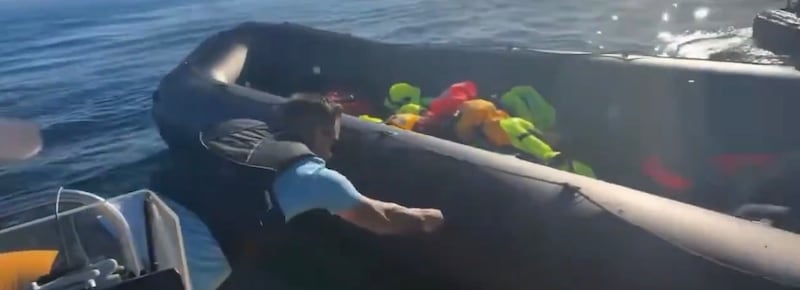 Gli inglesi si ribellano ancora all’immigrazione: in centinaia a Gosport bloccano lo sbarco. E un attivista squarcia un gommone con una lama