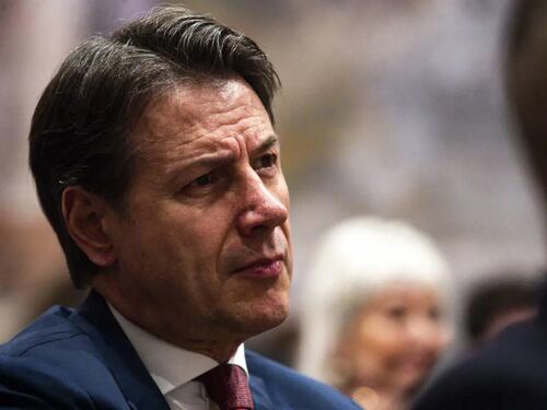 I Verdi Ue lo torchiano. E Conte rinnega Grillo pur di sedurli