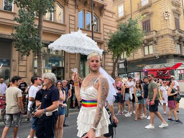 Uomini vestiti da cani, utero in affitto e maternità surrogata. Ecco il Gay Pride di Palermo 21
