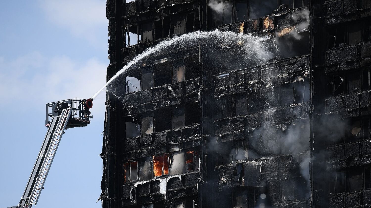 A fuoco il grattacielo trappola: "I bimbi lanciati dalle finestre"