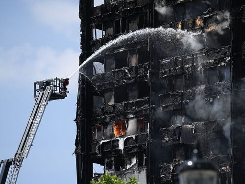 A fuoco il grattacielo trappola: "I bimbi lanciati dalle finestre"
