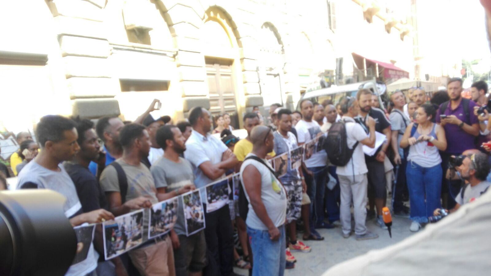 Gli attivisti non mollano e scendono in piazza