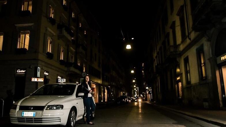 «Sul mio taxi letterario offro una corsa con scrittore a bordo»