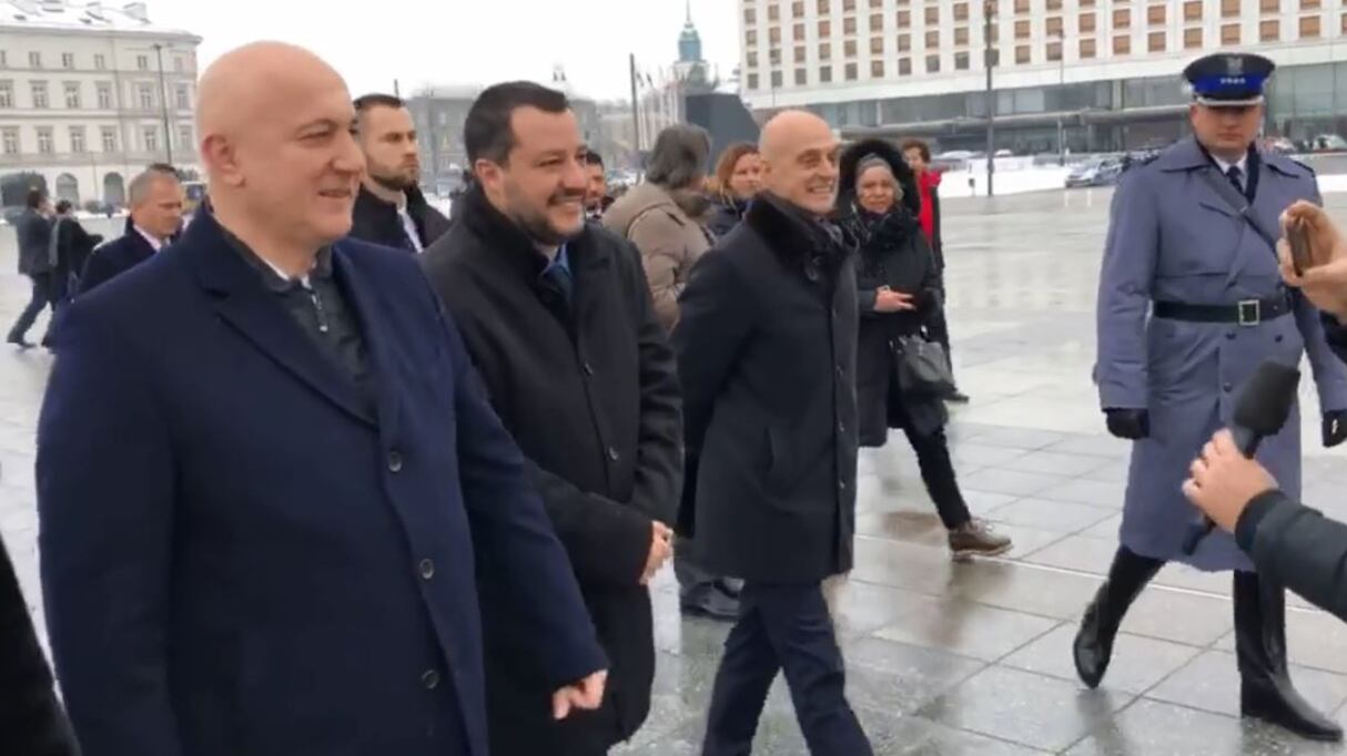 "Sei amico di Putin...". A Varsavia insulti a Salvini, ma lui liquida il contestatore