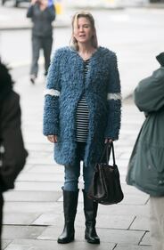 Bridget Jones mamma: Renée Zellweger col pancione sul set 15