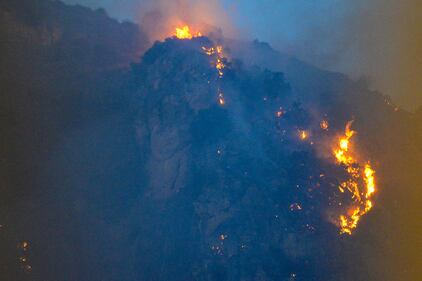 Palermo accerchiata dal fuoco: bruciano le colline attorno alla città 5