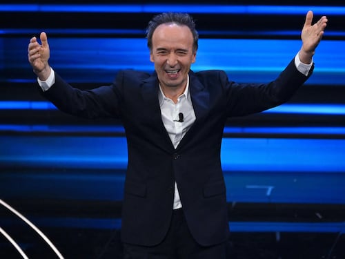 "Pomposo e noioso". Benigni (tra fascismo e Carta) stroncato sui social