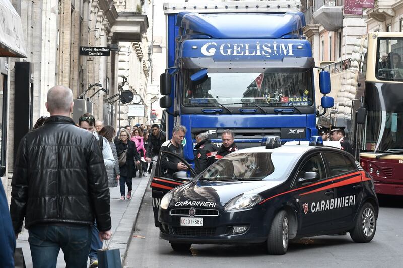 Roma, tir turco in via del Corso: fermato per controlli 8
