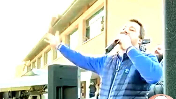 Bestemmie, gestacci e insulti: ecco l'odio rosso contro Salvini al comizio della Lega
