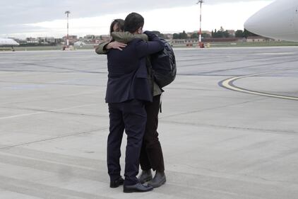 Cecila Sala in aeroporto. L'abbraccio con i familiari, l'incontro con la Meloni 10