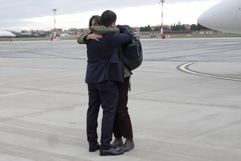 Cecila Sala in aeroporto. L'abbraccio con i familiari, l'incontro con la Meloni 10