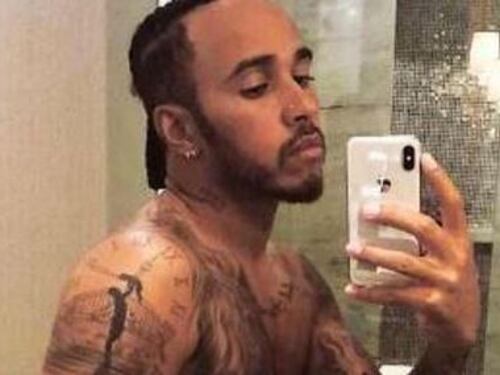 Hamilton si rifà il look: nuovo taglio di capelli e nuovi tatuaggi per il pilota Mercedes