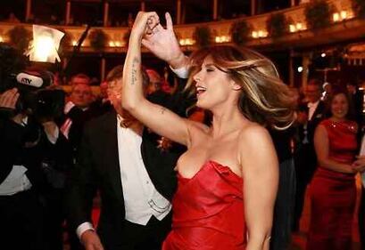 Ballo delle debuttanti: sexy incidente per Elisabetta Canalis 9