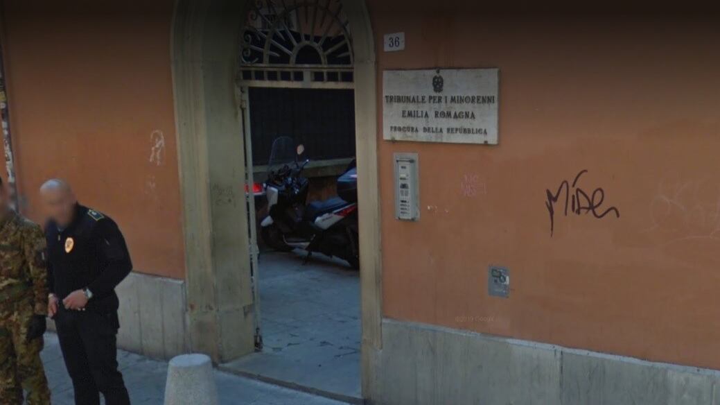 Bologna, 14enne stuprata dal ragazzo conosciuto in chat: si indaga