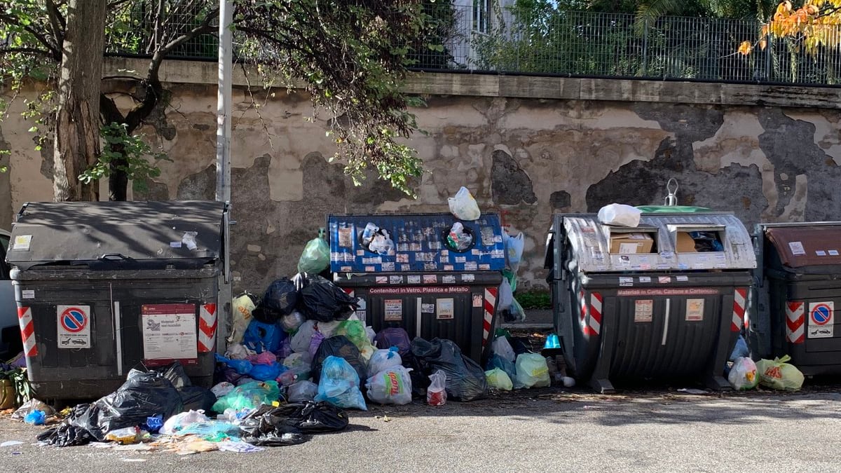 Roma, ancora cassonetti in fiamme nella Capitale