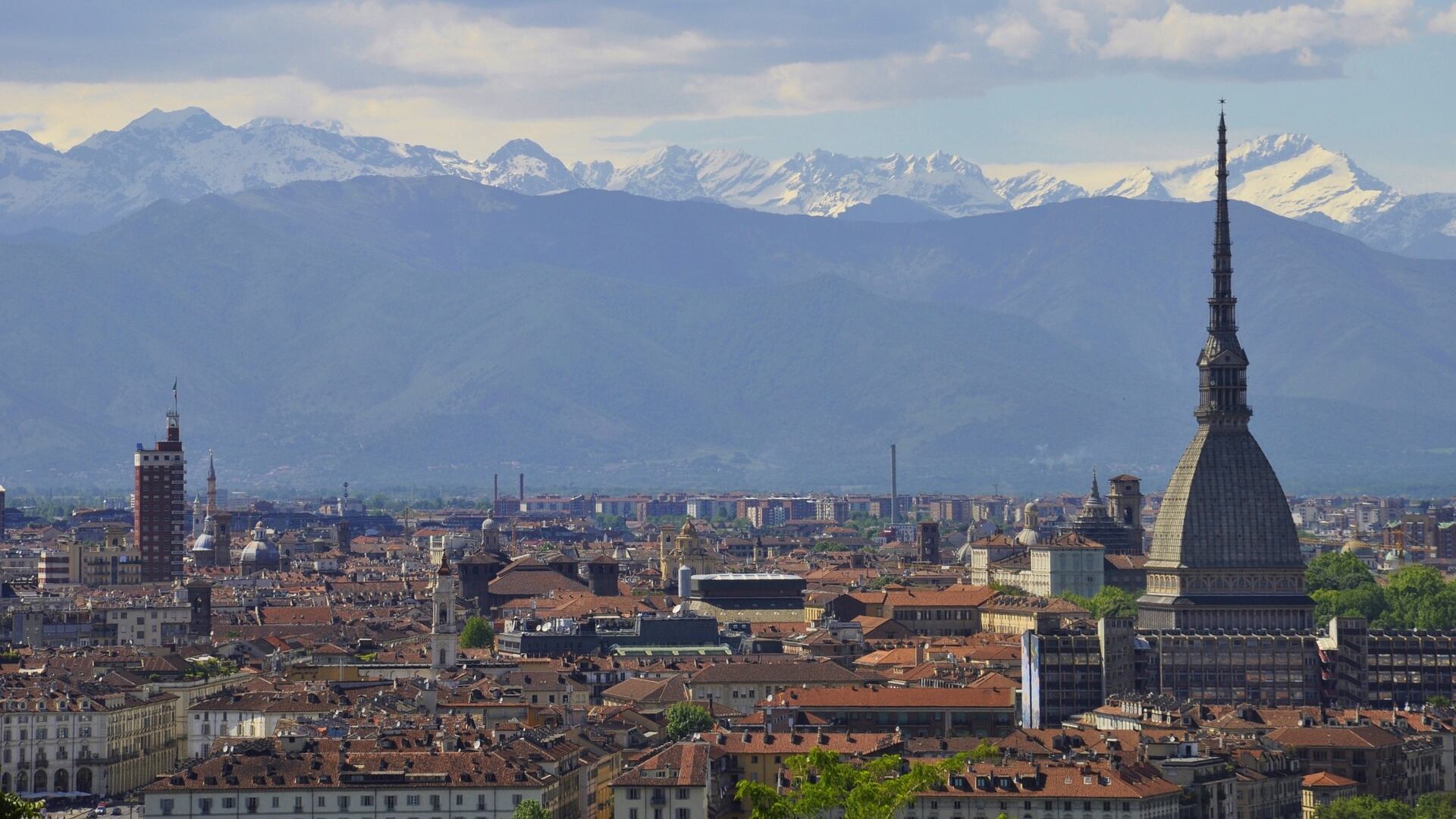 Torino, arriva la delibera che vuole requisire le case private. Lega: "Misura stalinista"