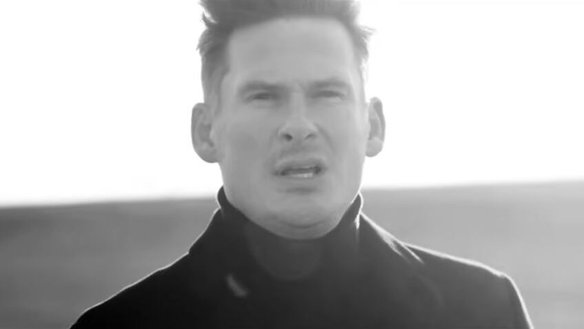 "Molestie sul volo". Arrestato Lee Ryan dei Blue