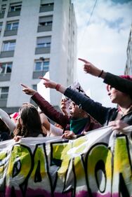 "Generazione meticcia e queer". A Milano sfila il corteo "transfemminista" 19